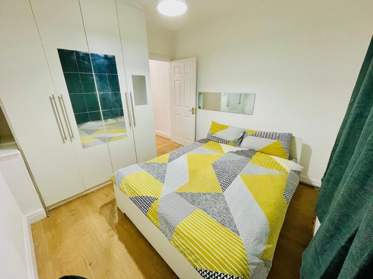 فيلا Luxury 2 Bed House With Parking, 5 Min Walk To Station & Ldo لندن المظهر الخارجي الصورة